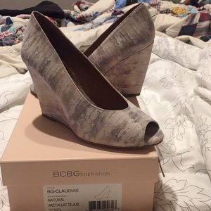 BCBG claudias metallic natural wedges size 7.5